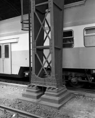 Bahnhof Dresden-Neustadt. Bahnsteighalle. Unteres Segment eines Stahltragwerkes zwischen Mittelhalle und Seitenhalle sowie gusseiserner Fundamentblock : Dresden-Neustadt, Schlesischer Platz 1. Bahnhof Dresden-Neustadt. Bahnsteighalle. Unteres Segment eines Stahltragwerkes zwischen Mittelhalle und Seitenhalle sowie gusseiserner Fundamentblock