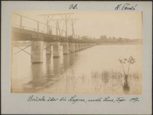 Die Brücke bei Lomé, Togo : Ansicht einer langen Brücke über einen breiten Fluss