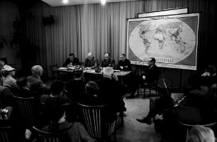Freiburg, Littenweiler: Waldhof, Tagung "Weltproblem Entwicklungshilfe", vor Weltkarte: Rundgespräch, von links nach rechts: Dr. Jürgensen; Bergstraesser, Dr. H. Besters, Dr. Winkler, Prof. Heilperin