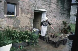 Frau mit Bollerwagen