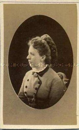 Porträtfoto - Frau im Oval im Profil