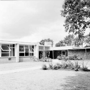 Müllerstraße: Grundschule Glashütte: Erweiterungsbau, rechts überdachter Pausengang, links ein Klassenraum