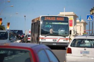 Monte Carlo - Stadtverkehr : Dichter Verkehr auf den engen Strassen zu jeder Tageszeit, Bus Richtung Felsen von Monaco mit dem Palast und den Museen, aufgenommen 2006
