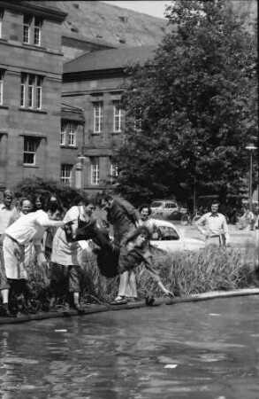 Freiburg: Teich vor der Mensa; Gautschen; Taufe der Druckereigesellen; Buchdruckereimeister