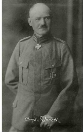 Emil von Schnizer, Oberst, stehend, in Uniform mit Orden, Bild in Halbprofil