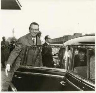 Berthold Beitz, Generalbevollmächtigter der Firma Krupp, beim Besuch des äthiopischen Kronprinzenpaares