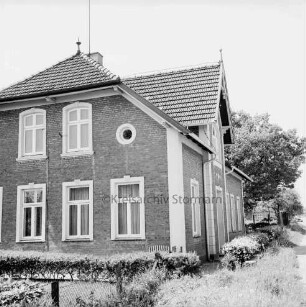 Volksschule: vorn und rechts Hecke: hinten rechts Bäume