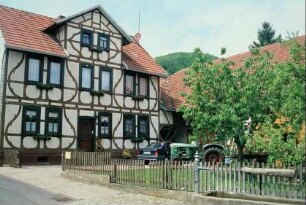 Fachwerkhaus mit Zwerchgiebel, Sichtfachwerk mit geschwungenen Balken