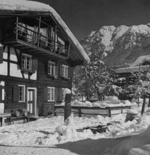 Winterbilder. Allgäuer Alpen. Eingangsseite einer verschneiten Baude
