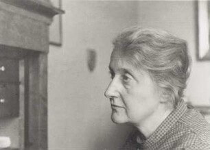 Porträt der Fotografin Ursula Richter in ihrem Wohnzimmer in Dranske