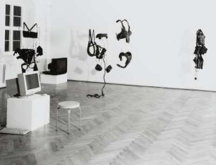 Installation mit vier Anzügen für Cyber Sex
