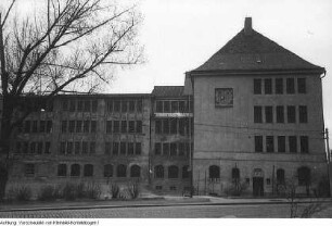 Dresden, Cotta, 34. Bezirksschule, sogenannte Rübezahlschule (ab 1959 34. POS Dresden): Schulgebäude: kriegszerstört, als Ruine und nach dem Wiederaufbau 1950. Im Gebäude wurde die erste Frauendienststelle eingerichtet, April 1950
