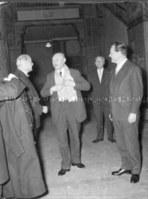 Konrad Adenauer nach der Sitzung des Berliner Abgeordnetenhauses im Rathaus Schöneberg
