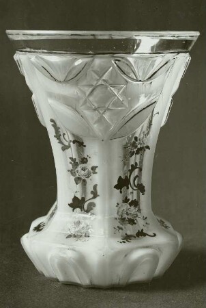 Bechervase mit blauem Überfangglas und mit Blumenmalerei