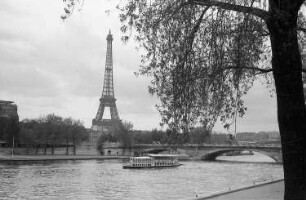 Paris: Seine mit Eiffelturm und Rundfahrschiff