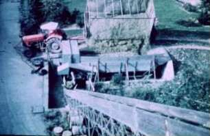 Fotografie: Ein- und Auslagerungstechnik, Hochsilo, Dosierstation, Förderband, Dreiseitenkipper