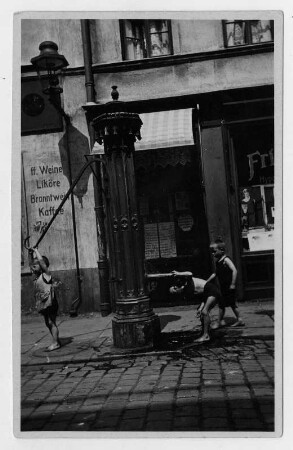 Aufnahme der Serie "Kinder der Straße" angefertigt im Auftrag der Kinderfreunde Leipzig, einer Jugendorganisation der SPD, 1932 bewarb sich Albert Hennig unter anderm mit Aufnahmen der Serie "Kinder der Straße" am Bauhaus Dessau