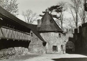 Schloss Rochsburg, Nordzwinger mit Wachhaus und Haupttor
