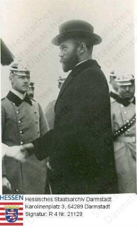 Nikolaj II. Zar v. Russland (1868-1918) / Porträt, im Profil, stehend, im Hintergrund: Militärs, Halbfigur