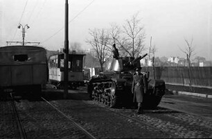Bukarest: SOS Bonaparte: Tank [Panzer] auf Straßenbahngleisen