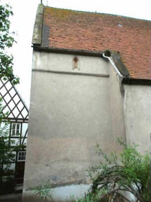 Kirche von Norden-Langhaus im Nordnordosten mit Rechteckchor sowie Schlitzluke im Speicherboden