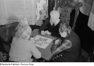 Vier Frauen Halma spielend
