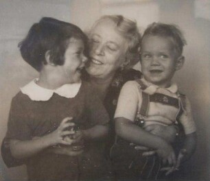 Emma Artin mit ihren Enkelkindern