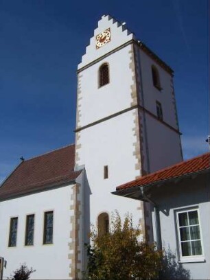 Ansicht von Südosten mit Kirchturm (einst Wartturm-Satteldach mit Staffelgiebel) sowie Langhaus (frühgotisch-überarbeitet 1616)