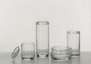 Dosen aus Glas in verschiedenen Farben und Größen der Richard Süßmuth Glashütte