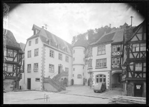 Grafschaftsmuseum bzw. ehem. Rathaus mit Treppe,Turm und Vorplatz und Schuhwaren Karl Dreßler (im Vordergrund Baustelle LZB Gebäude)