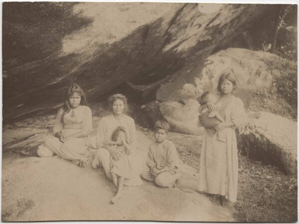 Guaraní women with children from the Rio Itariri