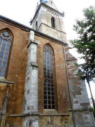 Stadtkirche - Kirchtum mit Langhaus (Strebepfeiler und Maßwerkfenster) von Nordnordosten