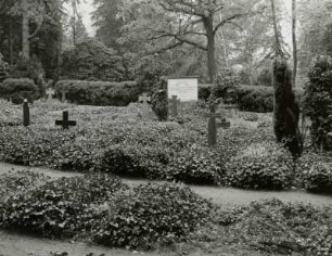 Denkmal und Grabkreuze für die Gefallenen des 2. Weltkrieges