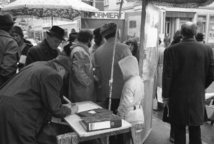 Straßendiskussion der Bürgerinitiative "Durlacher Ring" zur Fußgängerzone in der Pfinztalstraße