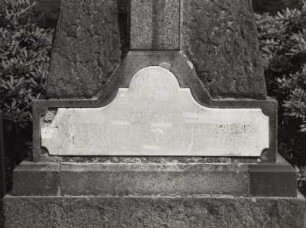 Denkmal für die Toten des 1. und 2. Weltkrieges aus Italien, Frankreich und Belgien : Denkmal für die Toten des 1. und 2. Weltkrieges aus Italien, Frankreich und Belgien. Marmor, Sandstein (nach 1918 und nach 1945). Sockel mit Inschrift. Königsbrück, Gefangenenfriedhof