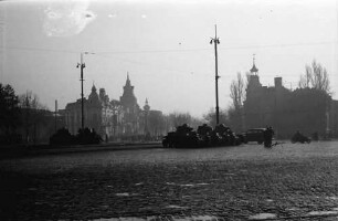 [Bukarest]: Aufgefahrene Tanks [Panzer] am Piata Victoriei