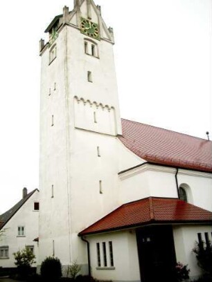 Ansicht von Südwesten mit Kirche über Kirchturm (im Kern Gotisch-Schlitzscharten in den Mittelgeschossen-Glockenstube Barock renoviert)