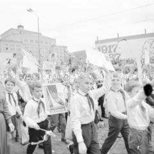 Junge Pioniere bei einer Parade durch die Innenstadt während des Festes der Freundschaft in Leipzig