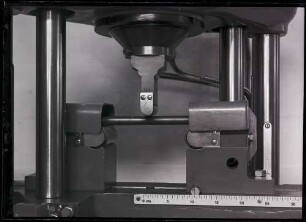 Fotografie: Maschine m metallographischen Labor