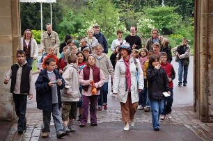 Windsor bei London - Kindergruppe im Park : Englische Schülergruppe besichtigt Schloss Windsor, aufgenommen am 15. Mai 2006
