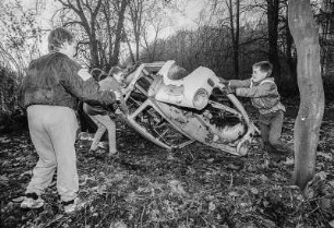 Deutsch-polnische Grenze, 1991. Kinder im Wald von Bad Muskau spielen mit einem ausgeschlachteten PKW Trabant