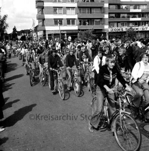 Schützen- und Volksfest: Veranstalter Heimatring und Ahrensburger Schützengilde: Umzug: Schülergruppe auf Fahrrädern, 27. August 1978