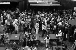 Freiburg: Freiburger Weinfest 1975; Besucher vor den Buden auf dem Münsterplatz; von oben