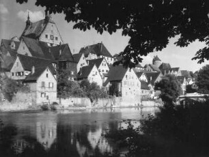 Besigheim. Blick über die Enz zum Stadtzentrum mit Rathaus (1459)