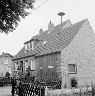 Freiwillige Feuerwehr (Ortsfeuerwehr): das Wohn- und Feuerwehrgerätehaus