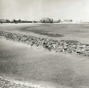 Port Sudan, Sudan. Blick vom Strand über die Bucht des Roten Meeres gegen Großtanks