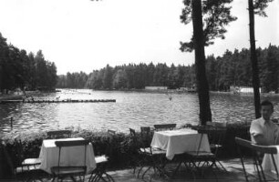 Weixdorf-Friedersdorf. Waldbad Weixdorf. Badeteich mit Laufsteg und Umkleidekabinen. Blick von der Freiterrasse der Gaststätte nach Süden