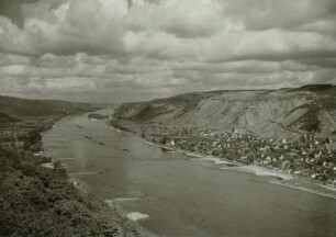 Blick vom Krahnenberg bei Andernach rheinabwärts, rechts Leutesdorf