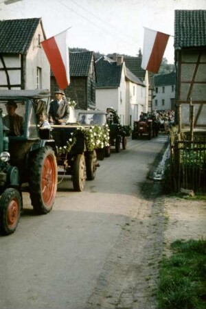 Traktor-Umzug zur Glockenweihe