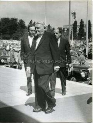 Ludwig Erhard trifft zur Bundespräsidentenwahl an der Berliner Ostpreußenhalle ein